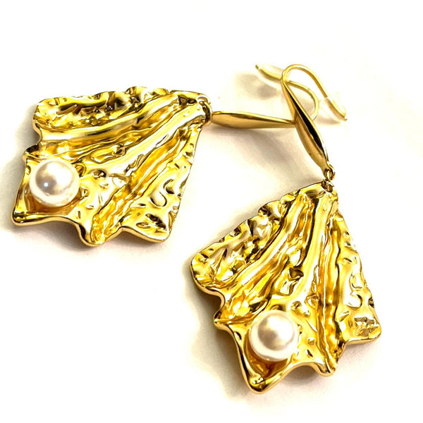 Dainty Dangling Pearls Earrings